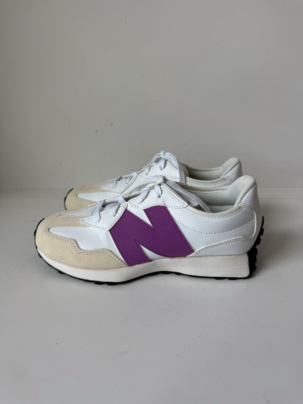 New Balance Women's 327 Sneakers Mens Sz 7 Women’s 8.5 EU 40 Cream White Purple